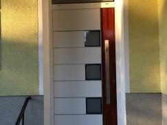 Weiße Aluminium-Haustür mit drei Lichtausschnitten in Berlin