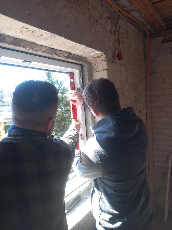 Anbringen von Dichtbändern an das neue Fenster