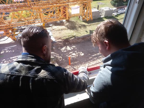 Fenstermontage: Kontrolle, ob das Fenster lot- und waagerecht montiert ist